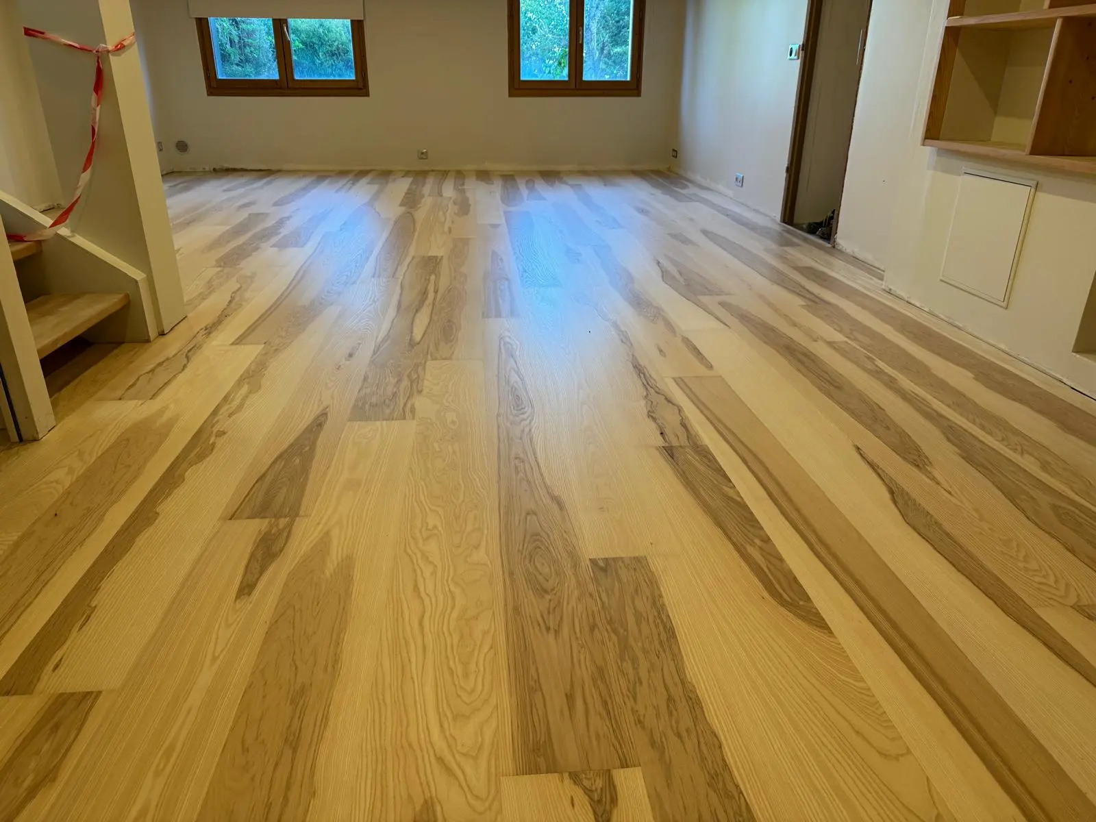 Après : Parquet en frêne rénové avec finition claire