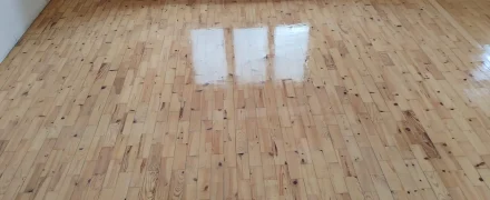 Parquet rénové après ponçage et vitrification