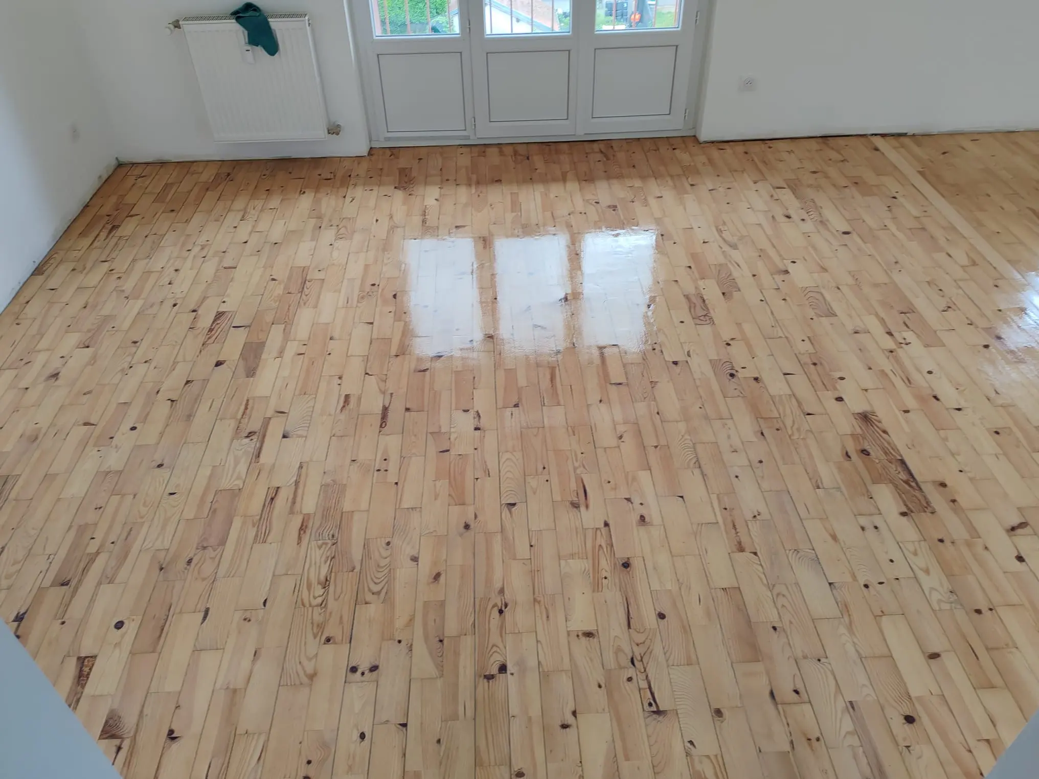 Parquet rénové après ponçage et vitrification