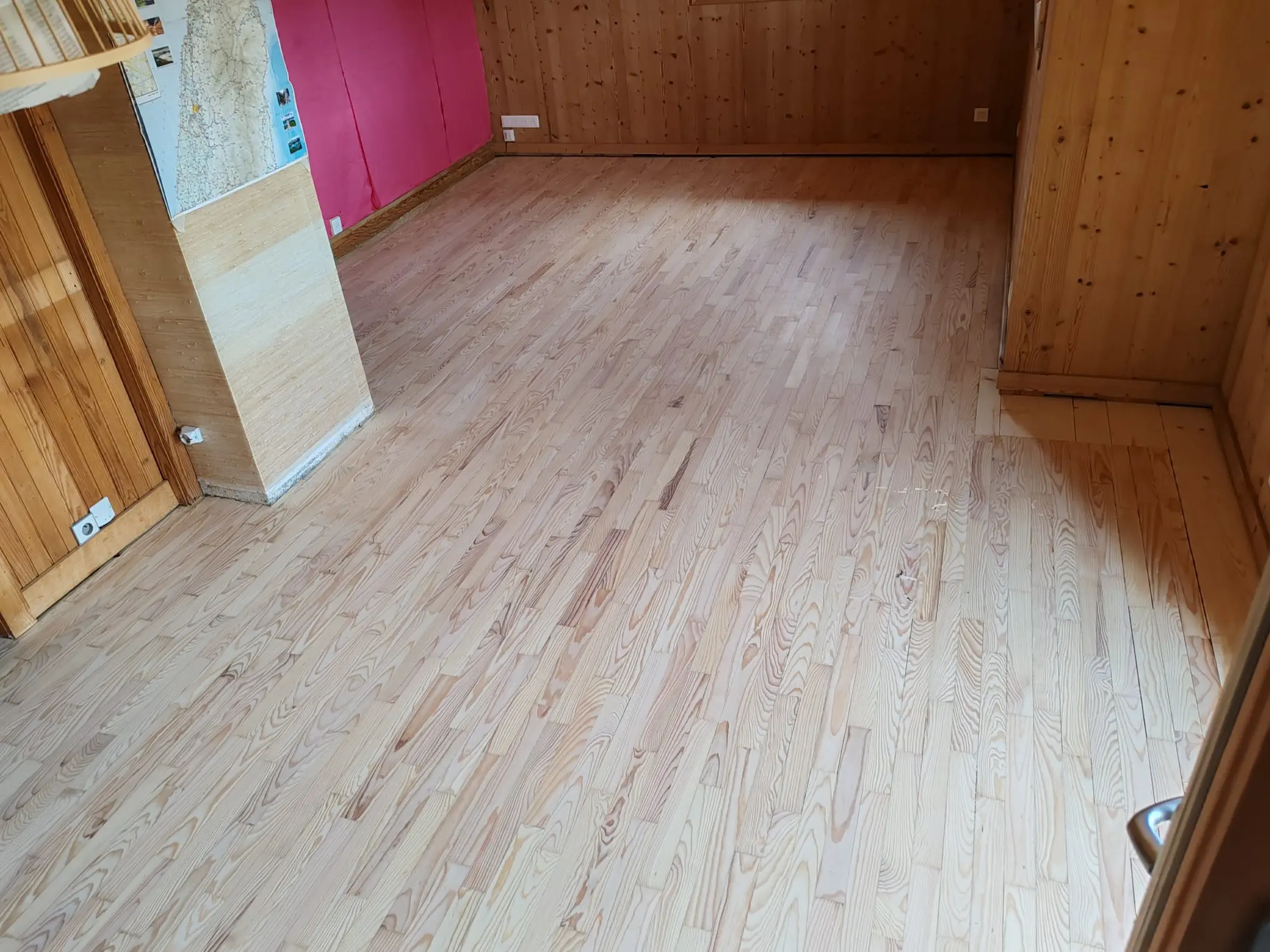 Ponçage du parquet sapin à Verchaix